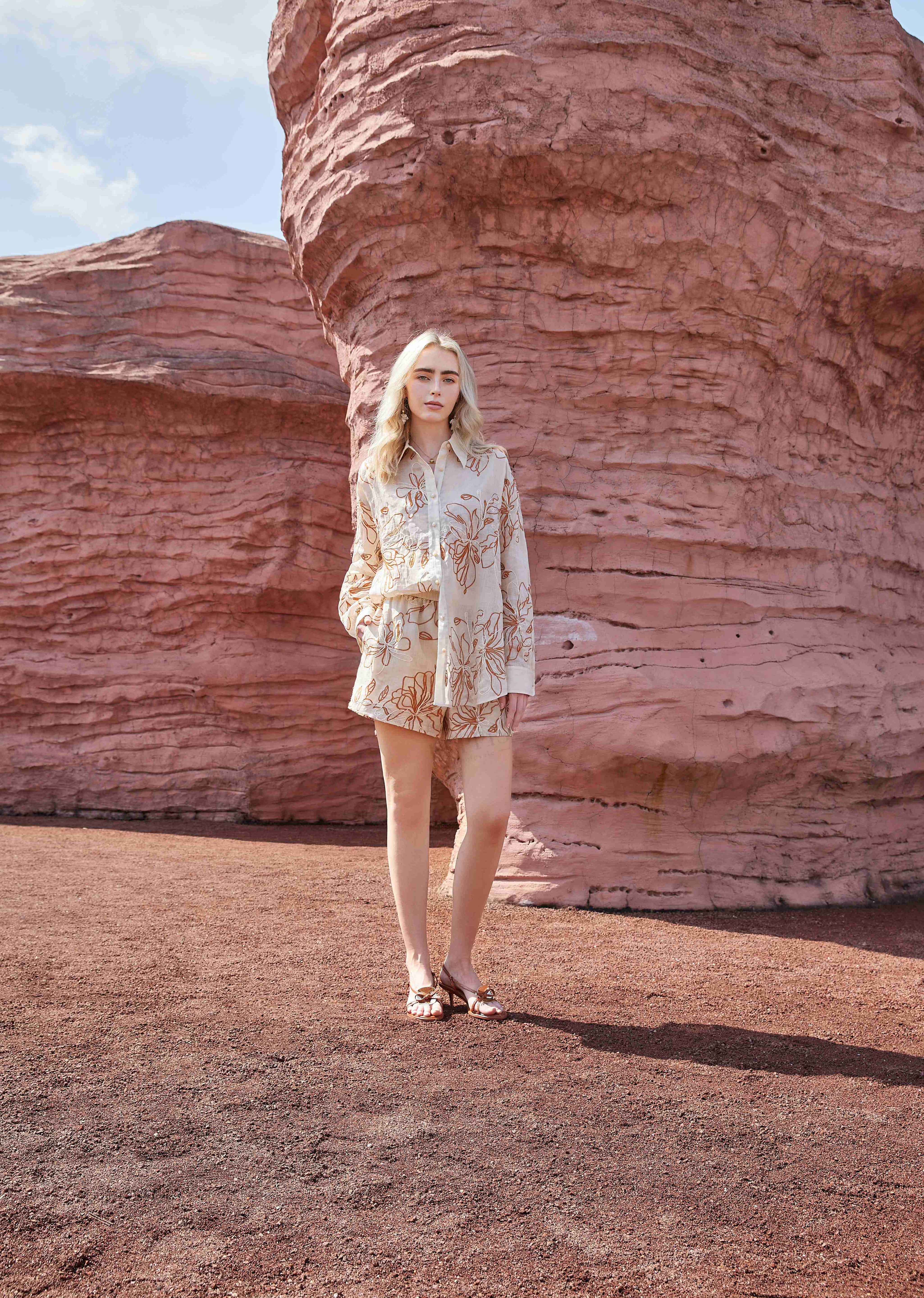 Linen Blend Floral Embroidered Elastic Waist Shorts