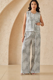 Gray & White Paisley Print Sleeveless Vest with Multi-Pockets