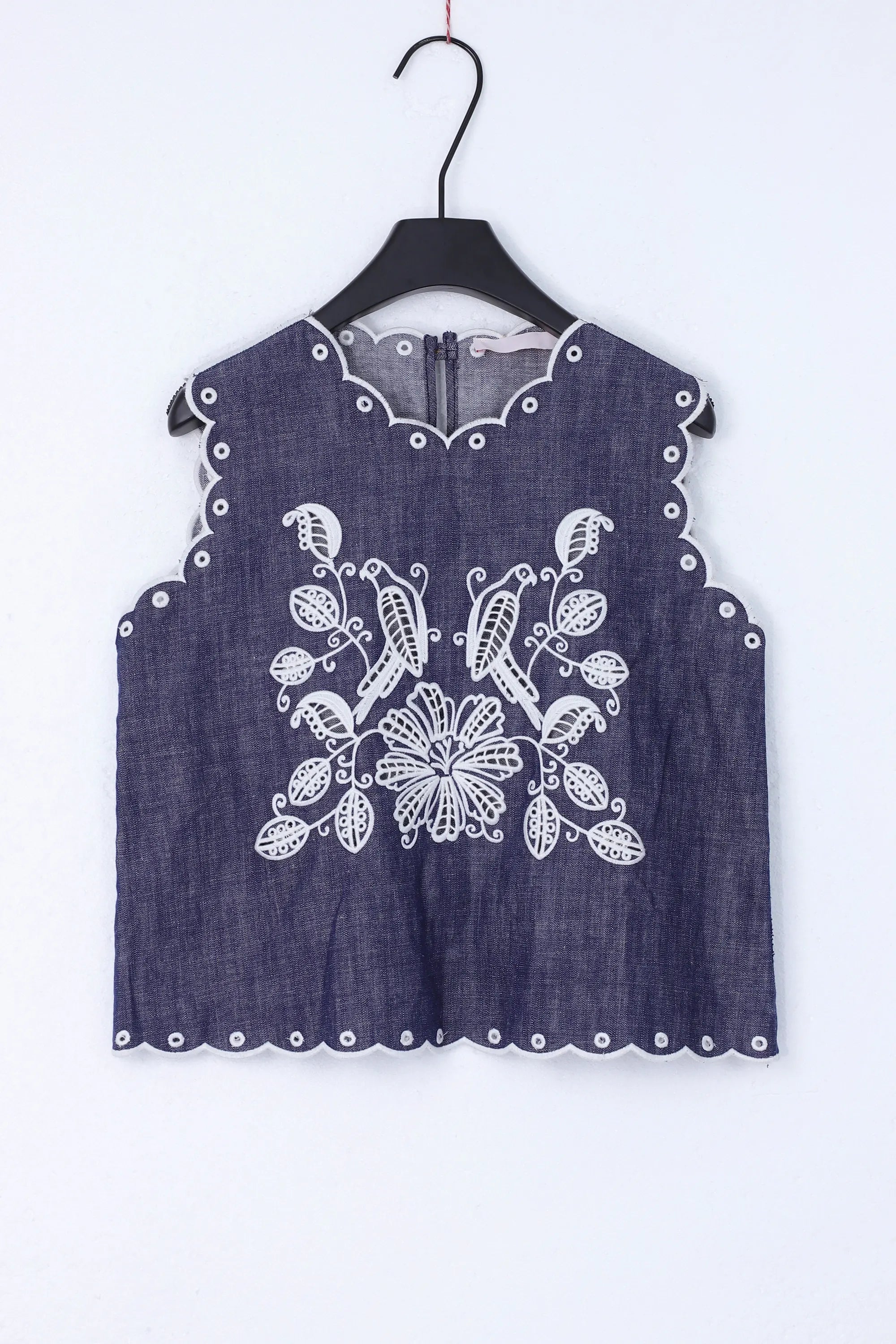 Navy Sleeveless Blouse with Black Lace Embroidery and Shoulder Detail product detail 1 – Elppis 1B5D06989WW