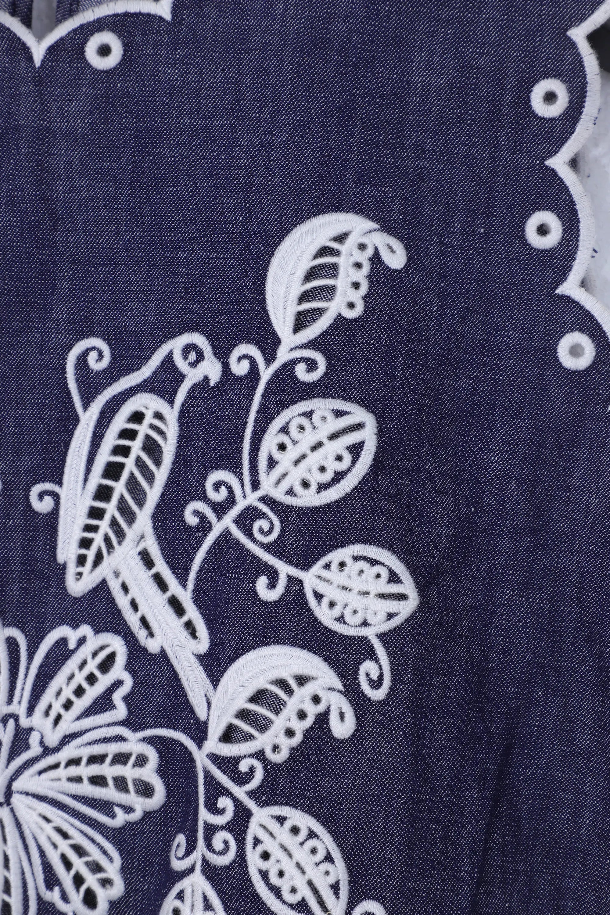 Navy Sleeveless Blouse with Black Lace Embroidery and Shoulder Detail product detail 2 – Elppis 1B5D06989WW