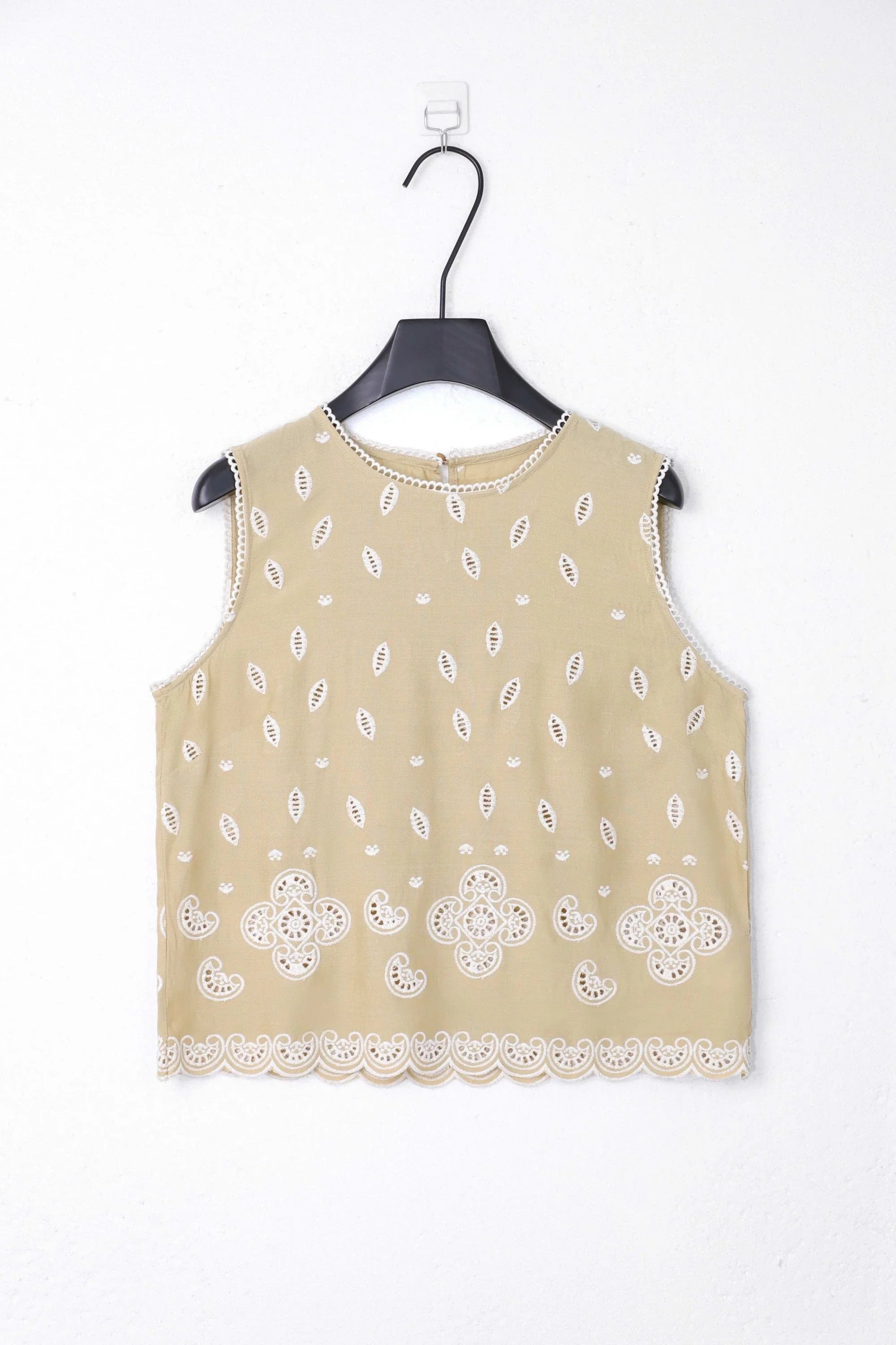 Beige Sleeveless Top with Cutwork Embroidery and Scalloped Hem product detail 1 – Elppis 1B5D09761WW