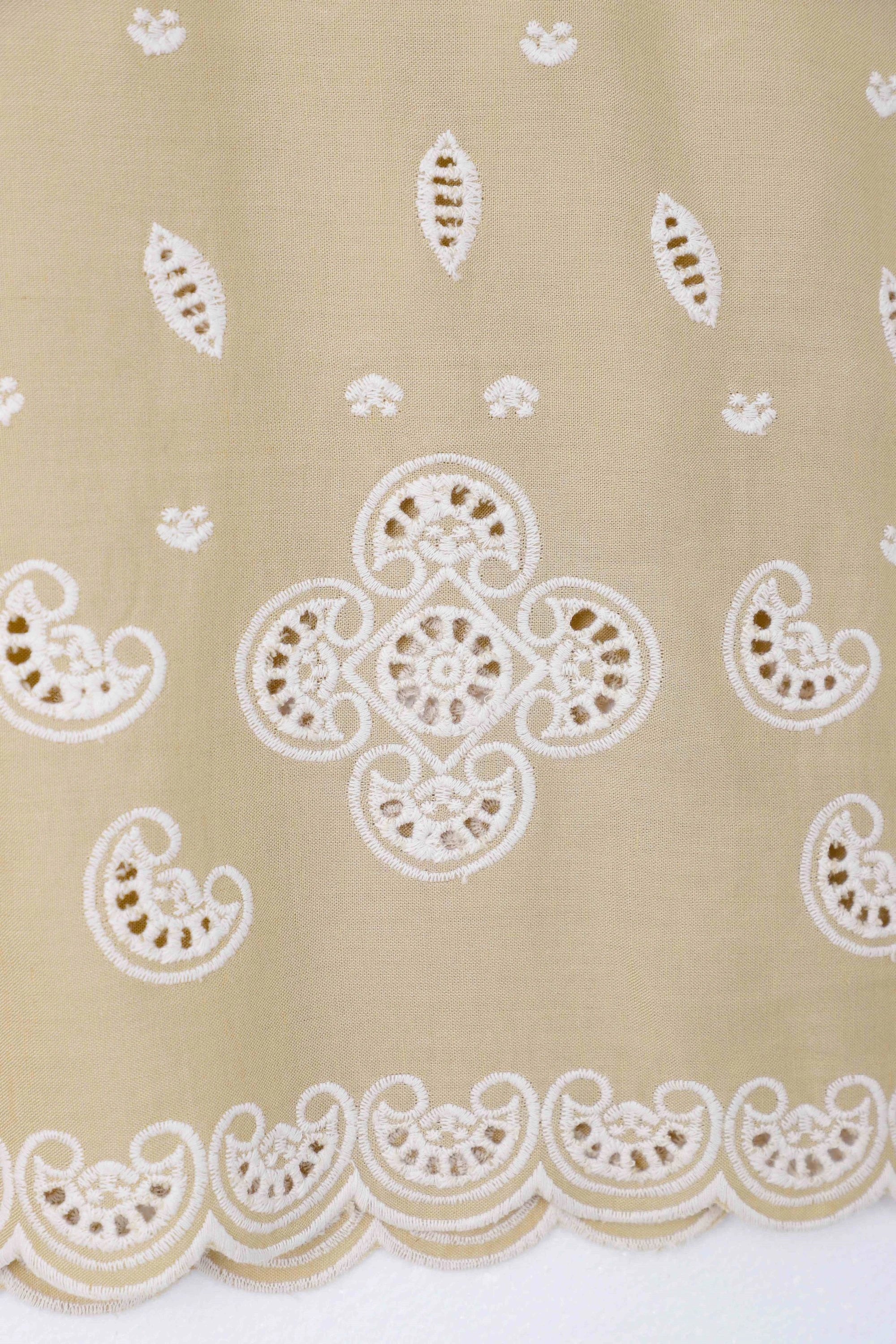 Beige Sleeveless Top with Cutwork Embroidery and Scalloped Hem product detail 2 – Elppis 1B5D09761WW