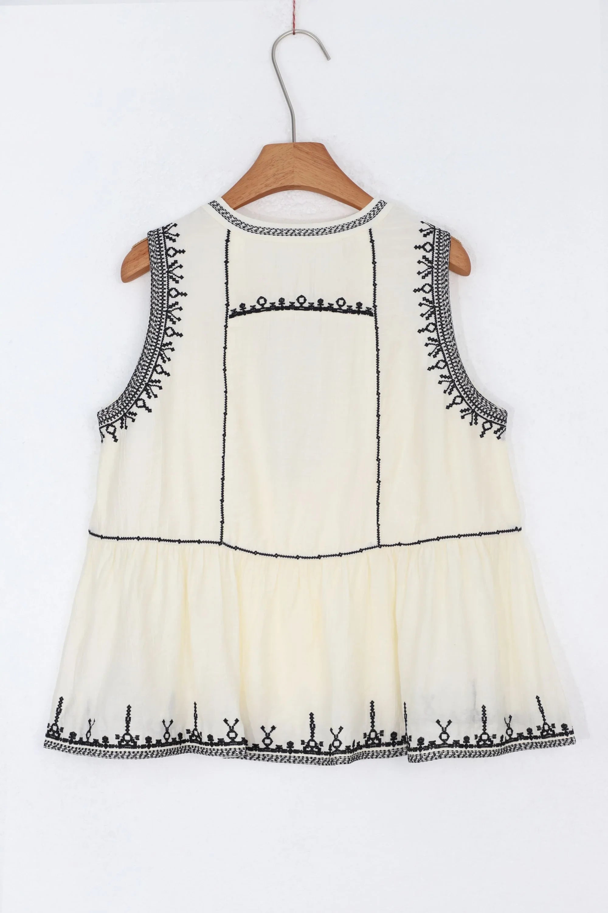 Cream Sleeveless Top with Black Embroidered Trim product detail 1 – Elppis 1B5E08923WW