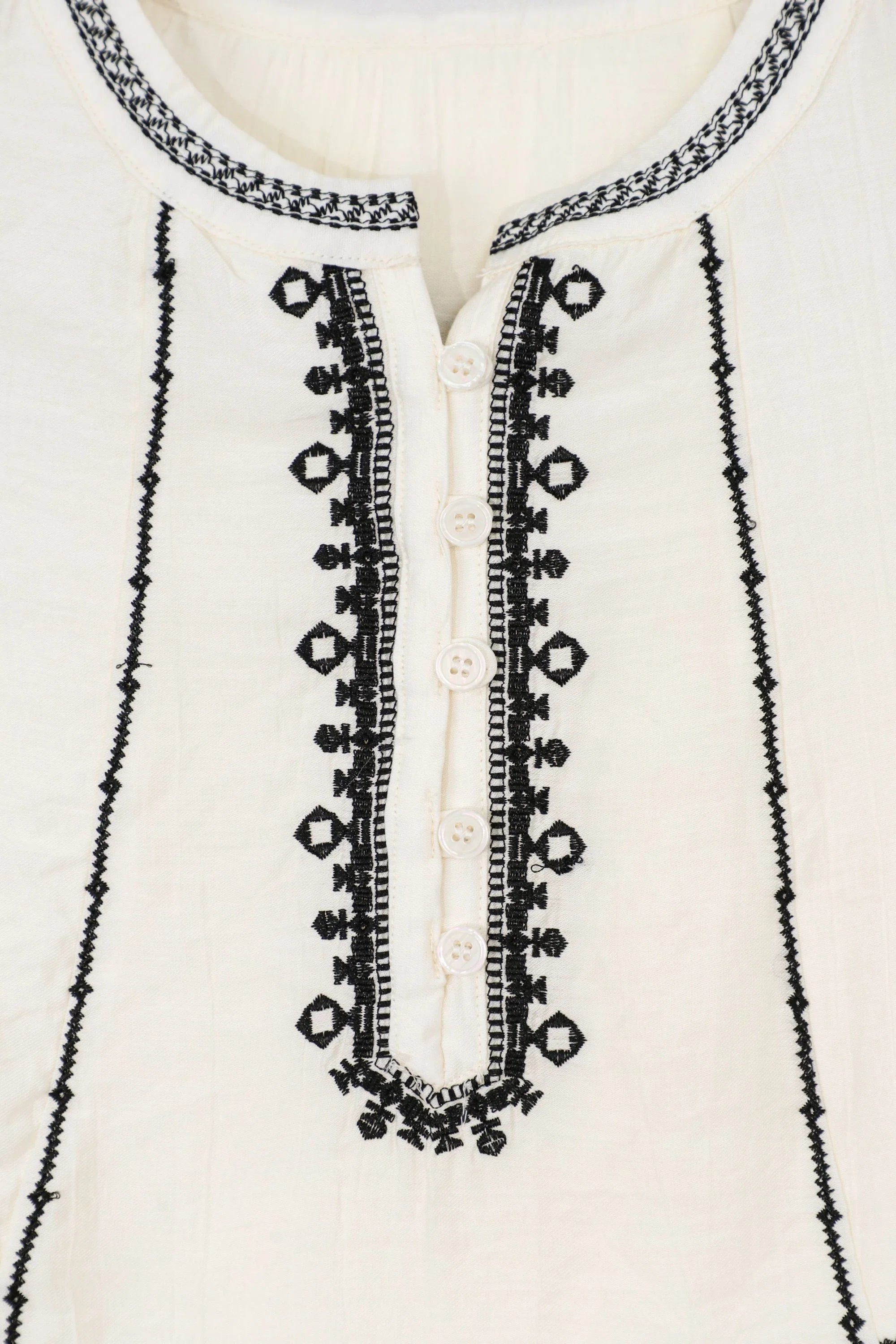 Cream Sleeveless Top with Black Embroidered Trim product detail 2 – Elppis 1B5E08923WW