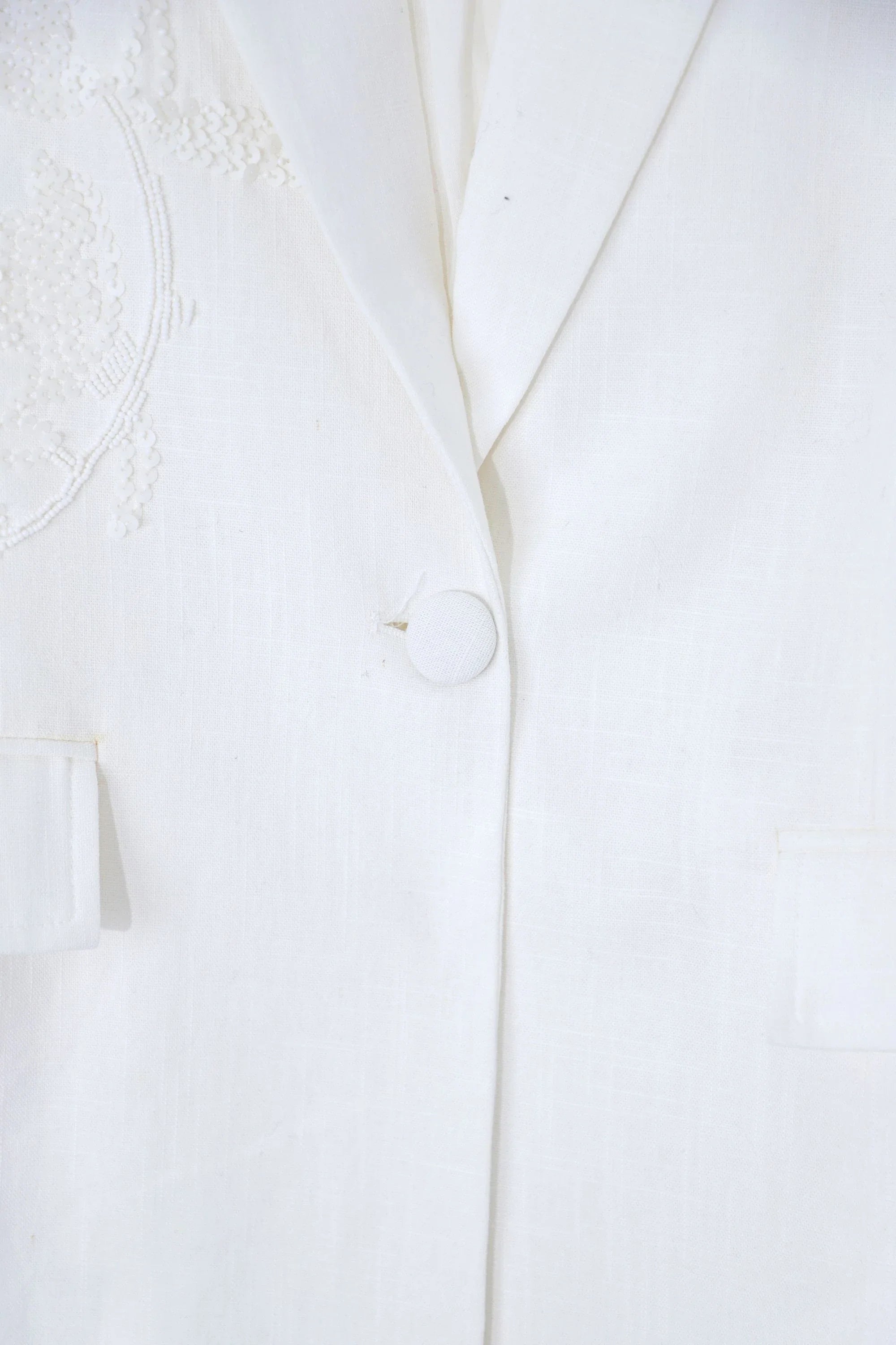 White Tailored Blazer with Beaded Floral Embroidery product detail 2 – Elppis 1J5F09293CM