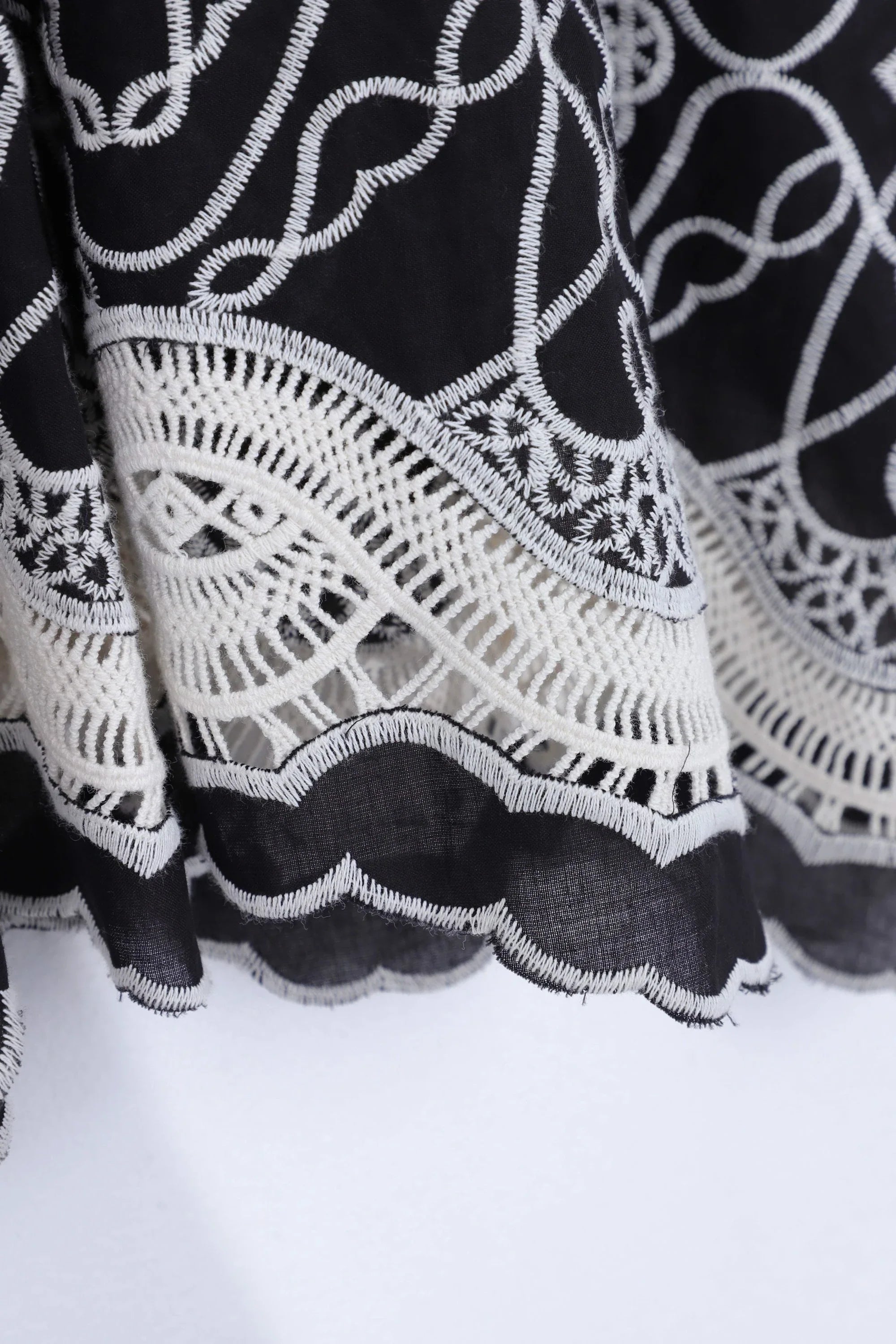 Black Embroidered Midi Skirt with White Lace Hem product detail 1 – Elppis 1J5J09674BN