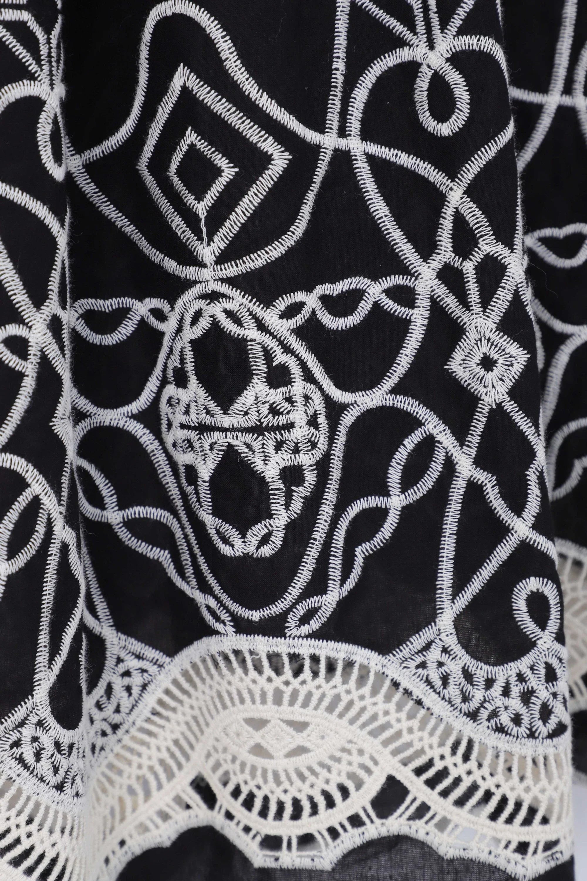 Black Embroidered Midi Skirt with White Lace Hem product detail 2 – Elppis 1J5J09674BN