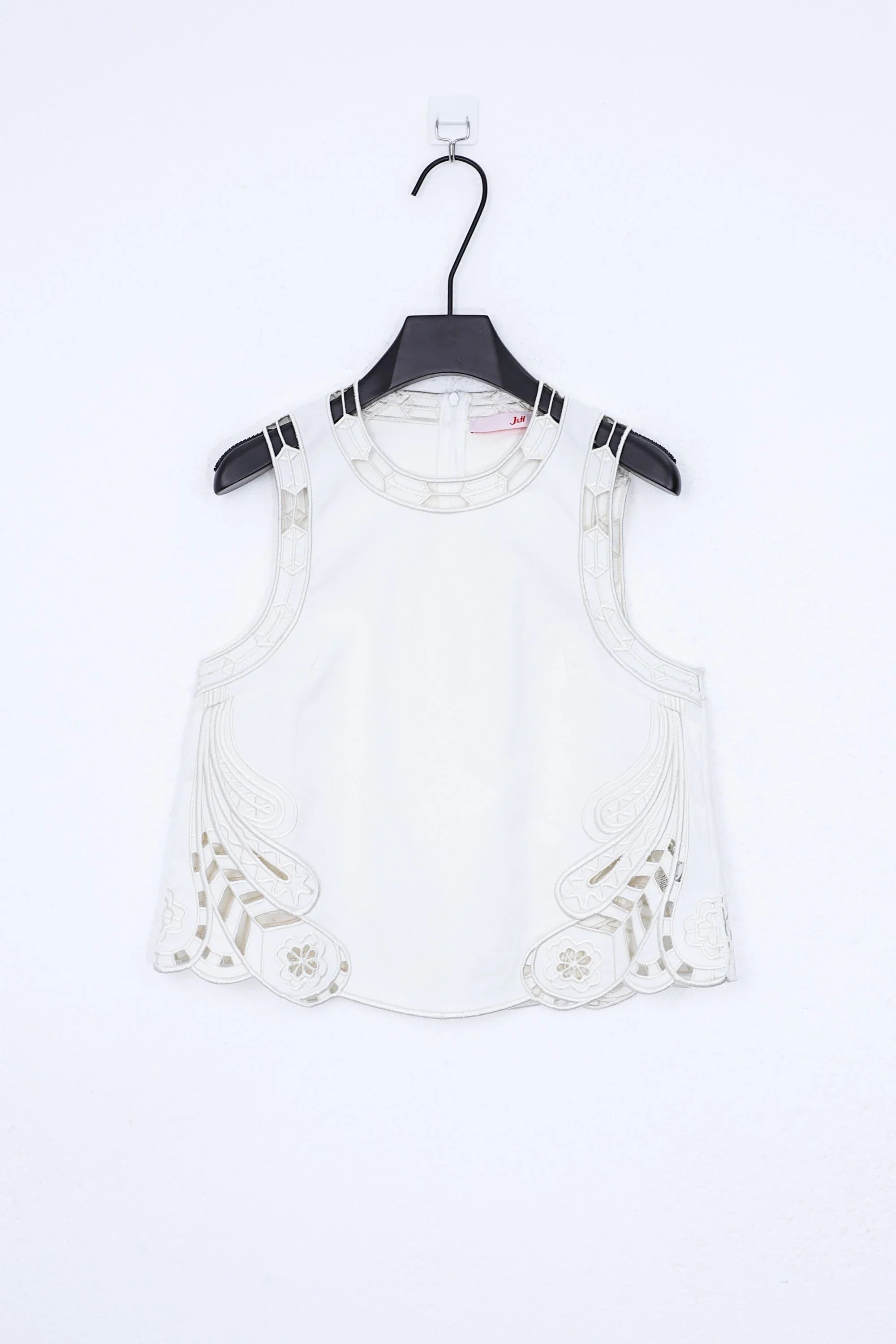 White Sleeveless Top with Cutout Embroidery Detail product detail 1 – Elppis 2B5D08021WW