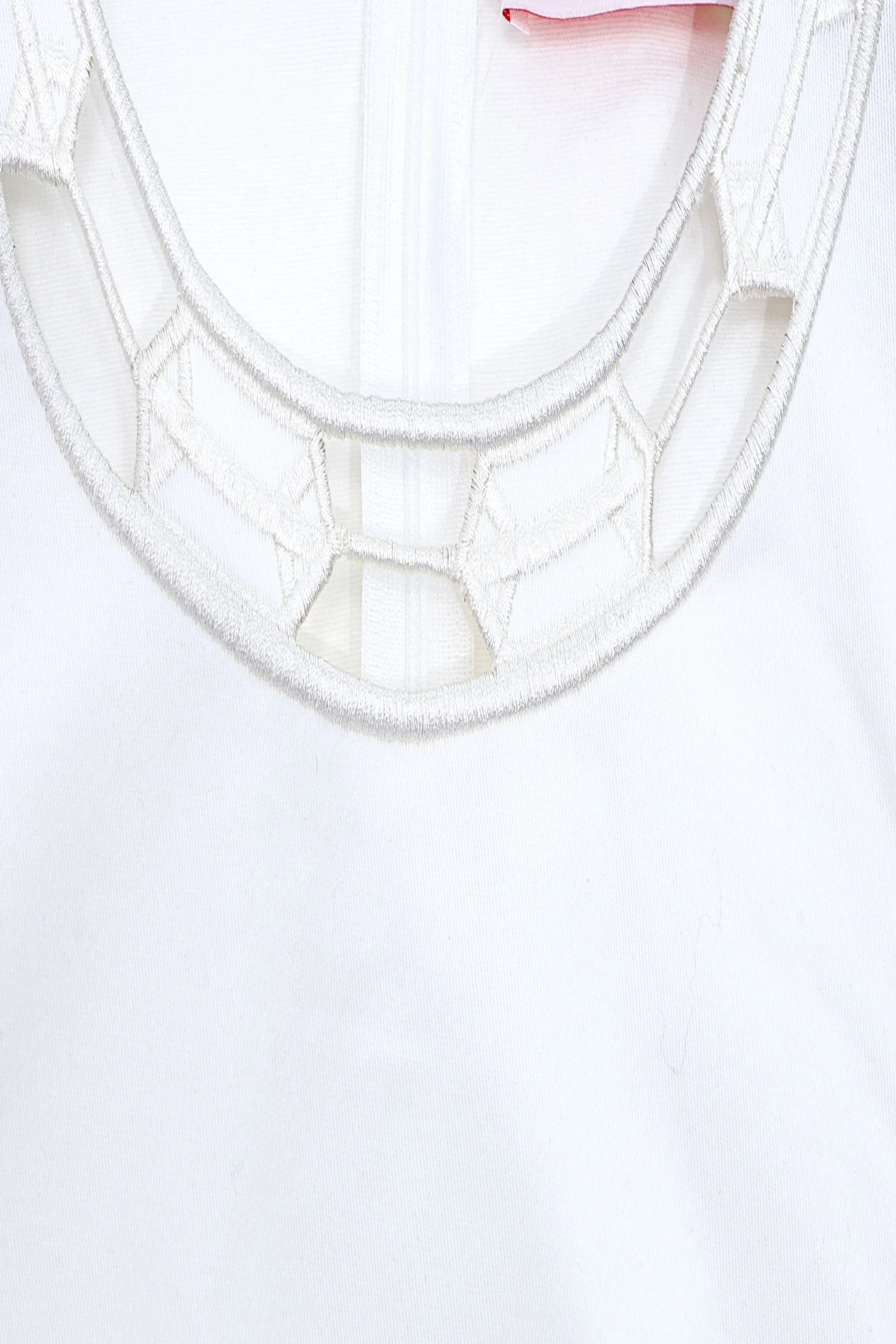White Sleeveless Top with Cutout Embroidery Detail product detail 2 – Elppis 2B5D08021WW