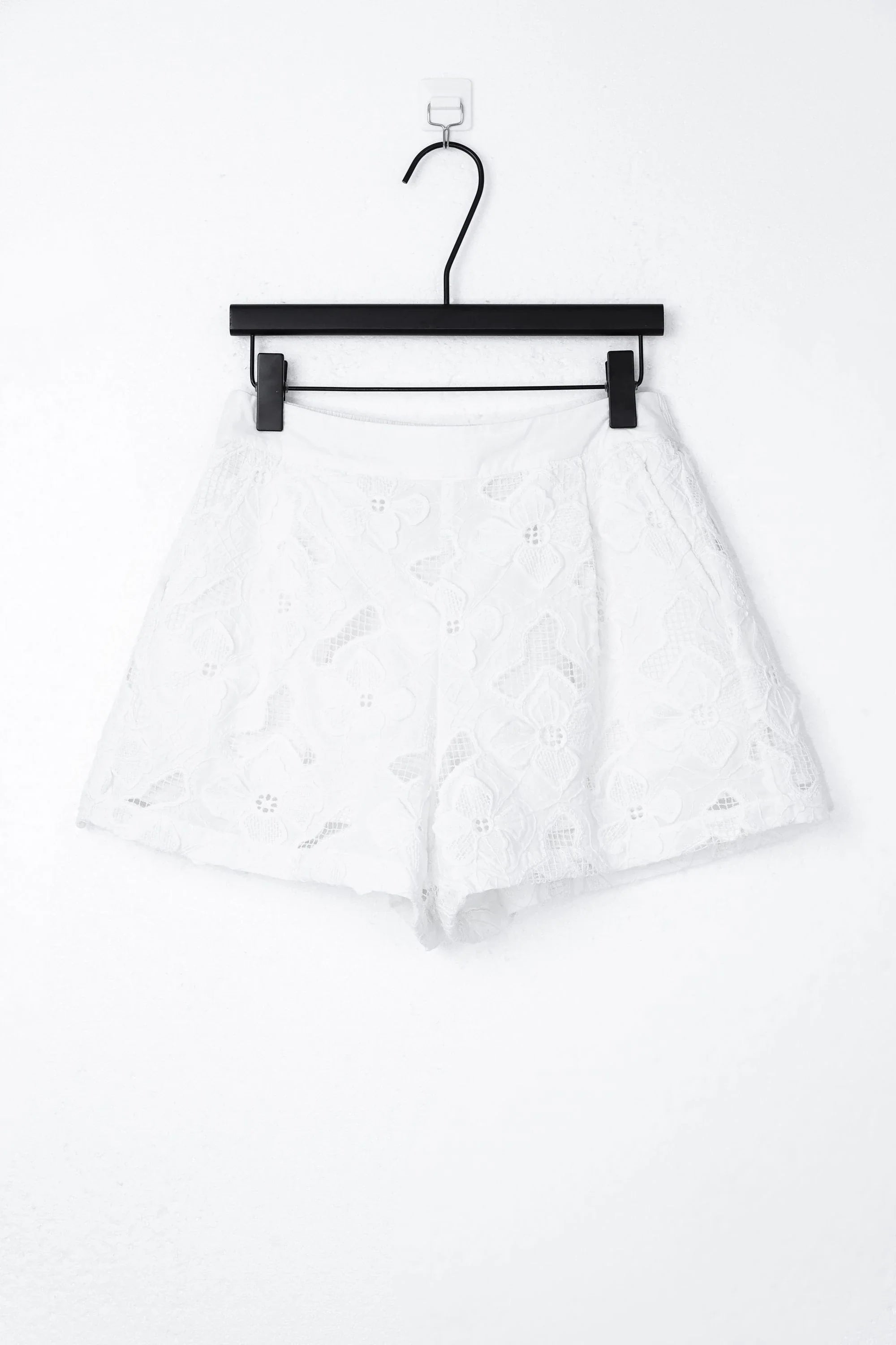 White Floral Lace Embroidered Shorts product detail 1 – Elppis 2B5G08101WW-01CM