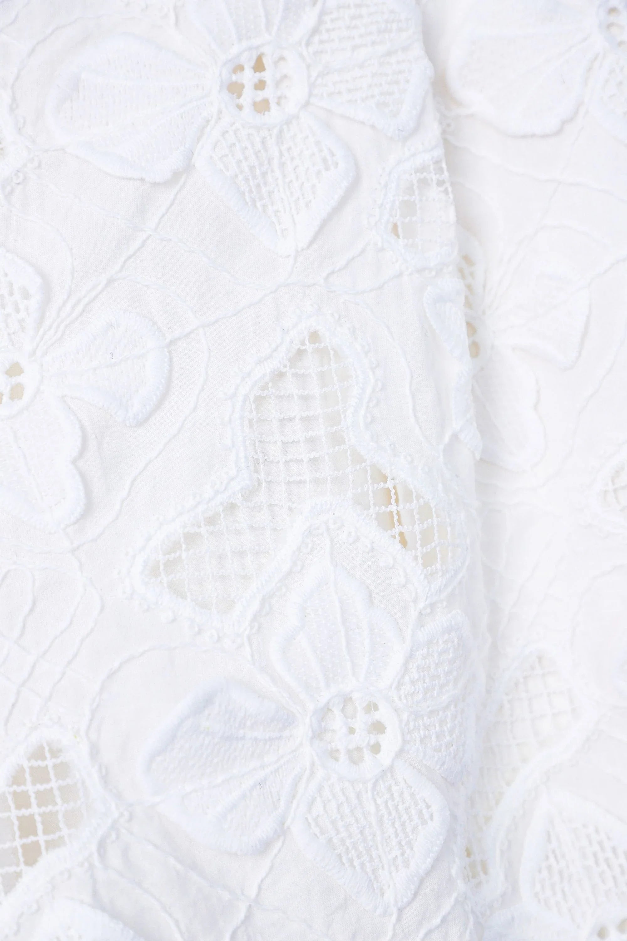 White Floral Lace Embroidered Shorts product detail 2 – Elppis 2B5G08101WW-01CM