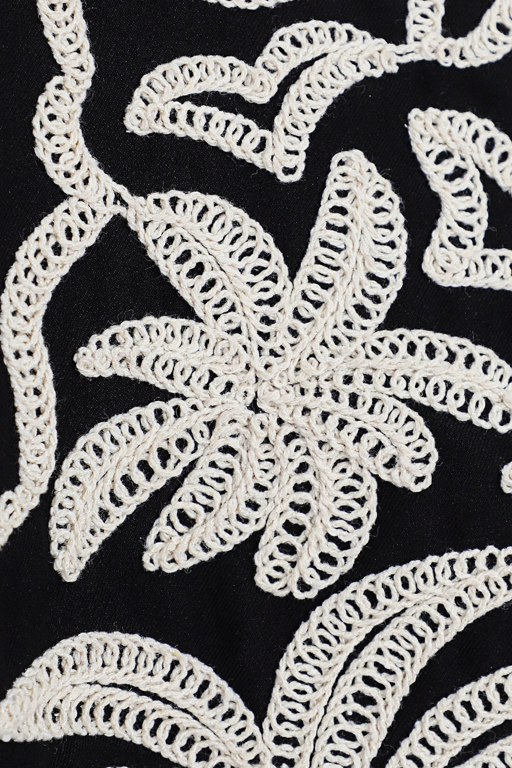 Black Sleeveless Shift Dress with Cream Palm Tree Embroidery product detail 2 – Elppis 2T5D02702JJ