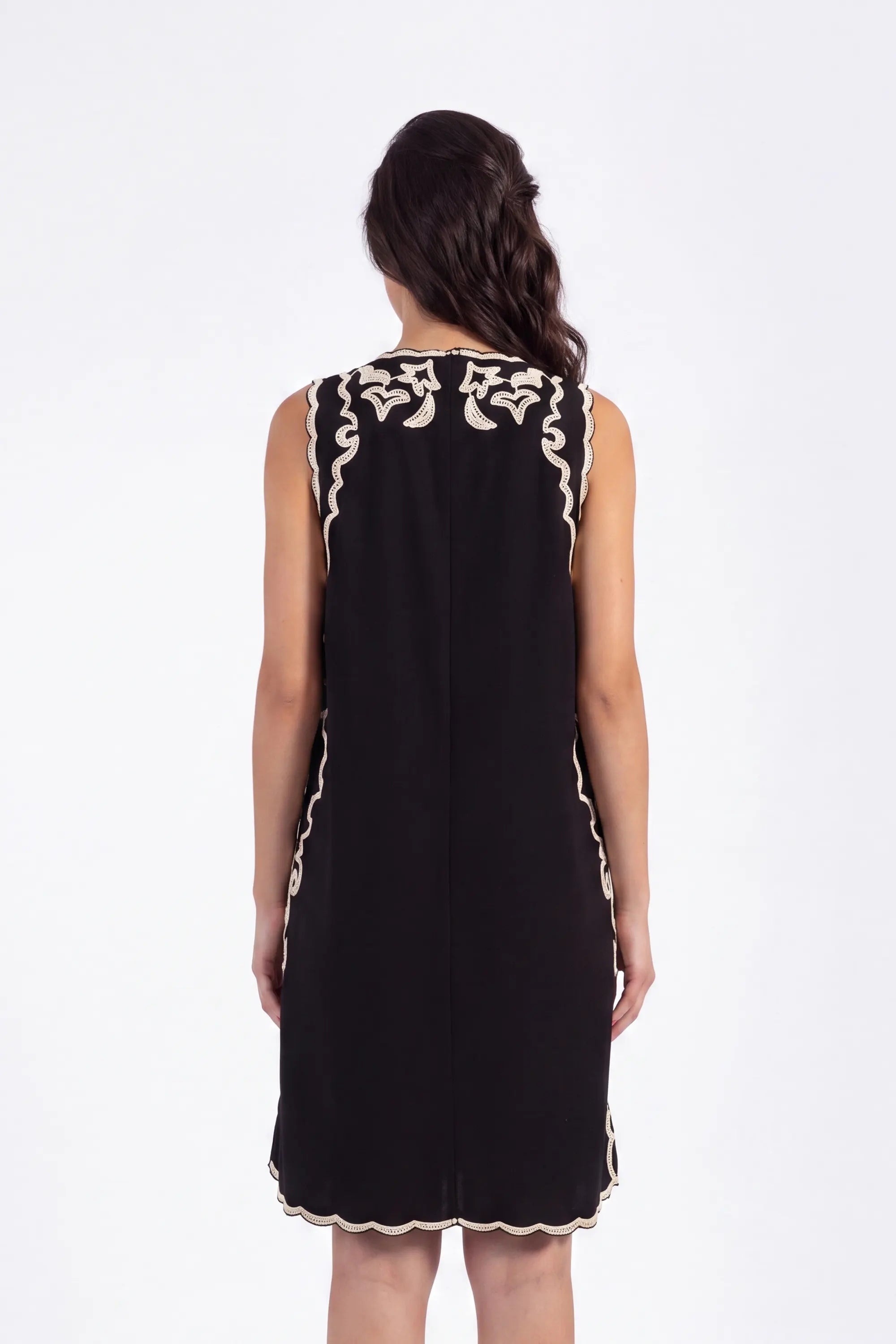 Black Sleeveless Shift Dress with Cream Palm Tree Embroidery on model, studio view 5 – Elppis 2T5D02702JJ