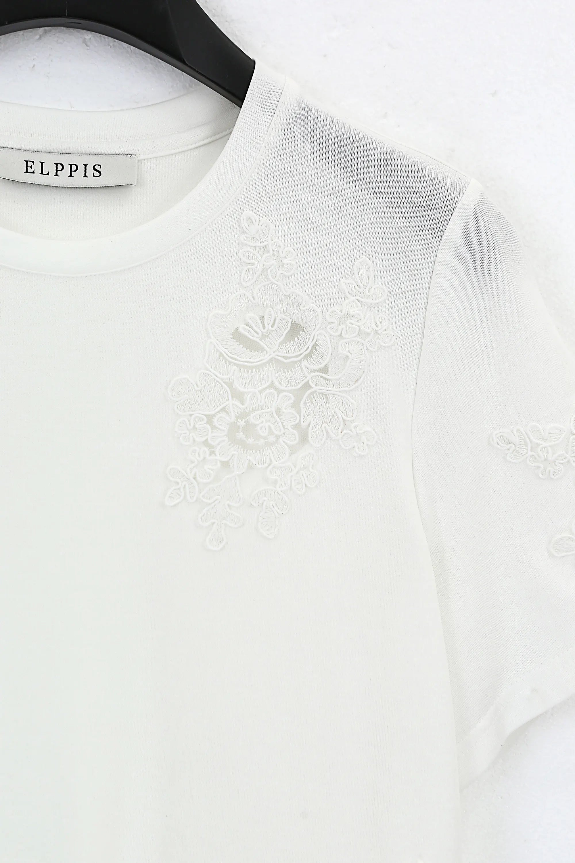 White Crew Neck T-Shirt with 3D Floral Cutout Embroidery product detail 2 – Elppis 3B5E05720WW