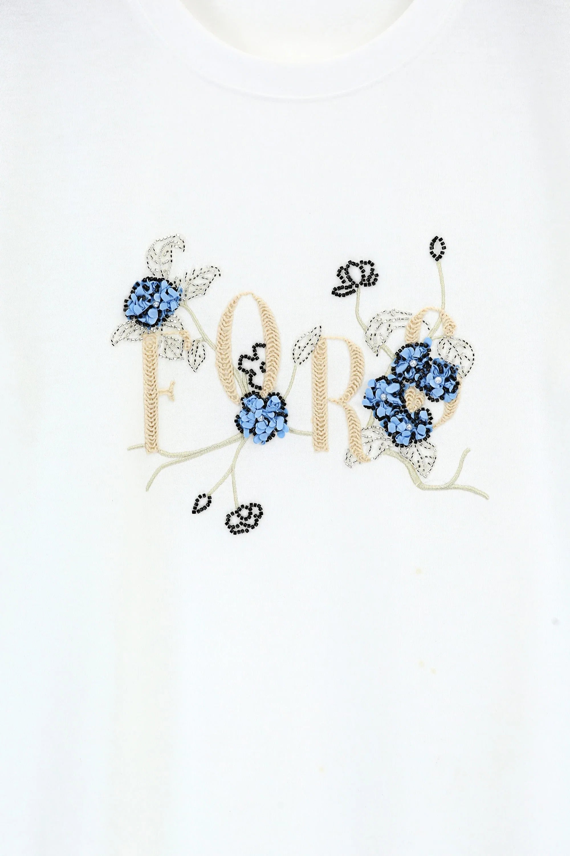 White Crew Neck T-Shirt with Paris Floral Sequin Embroidery product detail 2 – Elppis 3B5E06614WW