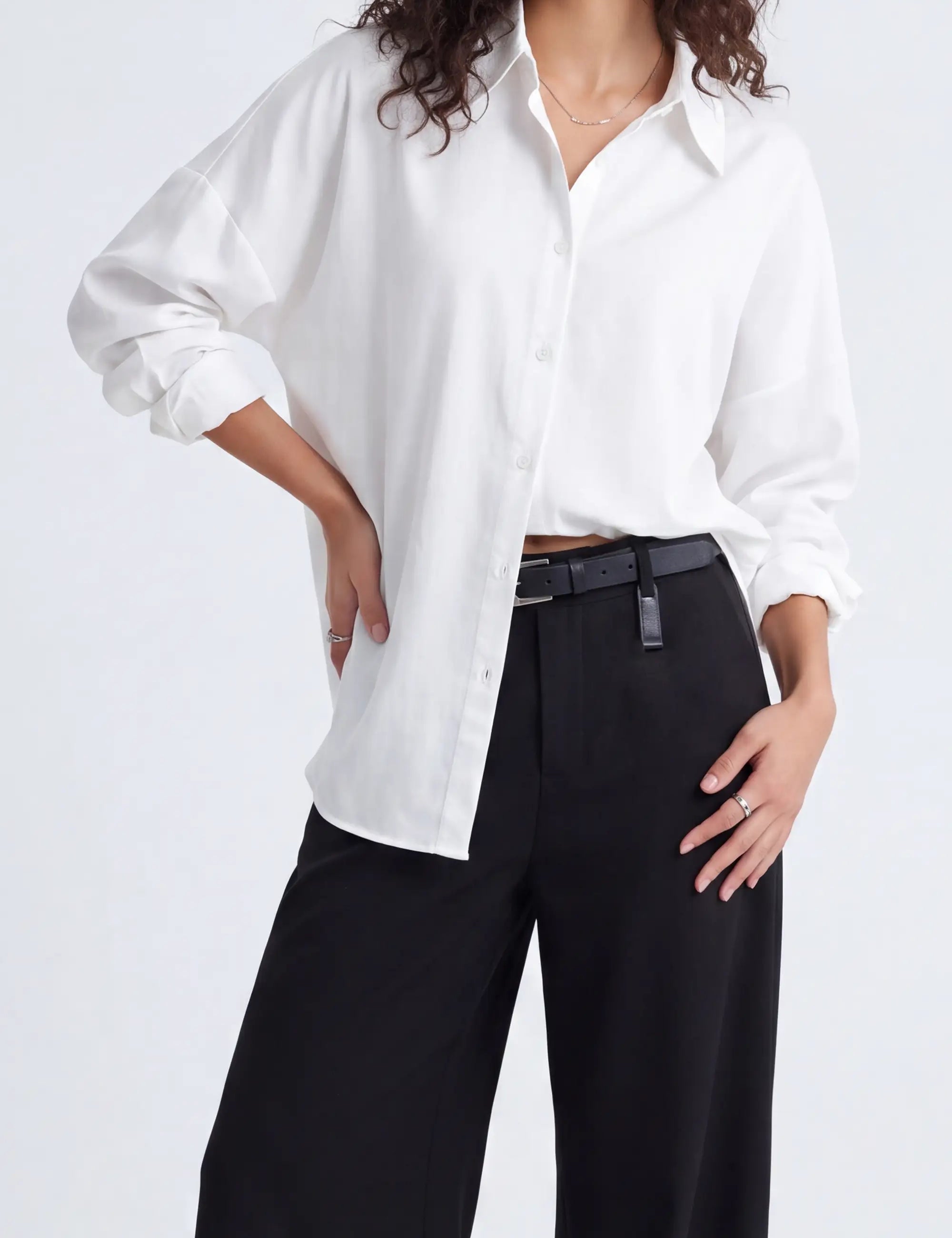 White Oversized Shirt with Free Me Hummingbird and Flamingo Tropical Embroidery on model, studio view 2 – Elppis 3J5F01718BT