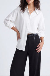 White Oversized Shirt with Free Me Hummingbird and Flamingo Tropical Embroidery on model, studio view 2 – Elppis 3J5F01718BT