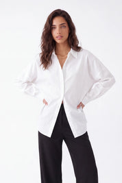 White Oversized Shirt with Free Me Hummingbird and Flamingo Tropical Embroidery on model, studio view 3 – Elppis 3J5F01718BT