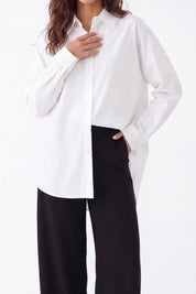 White Oversized Shirt with Free Me Hummingbird and Flamingo Tropical Embroidery on model, studio view 4 – Elppis 3J5F01718BT