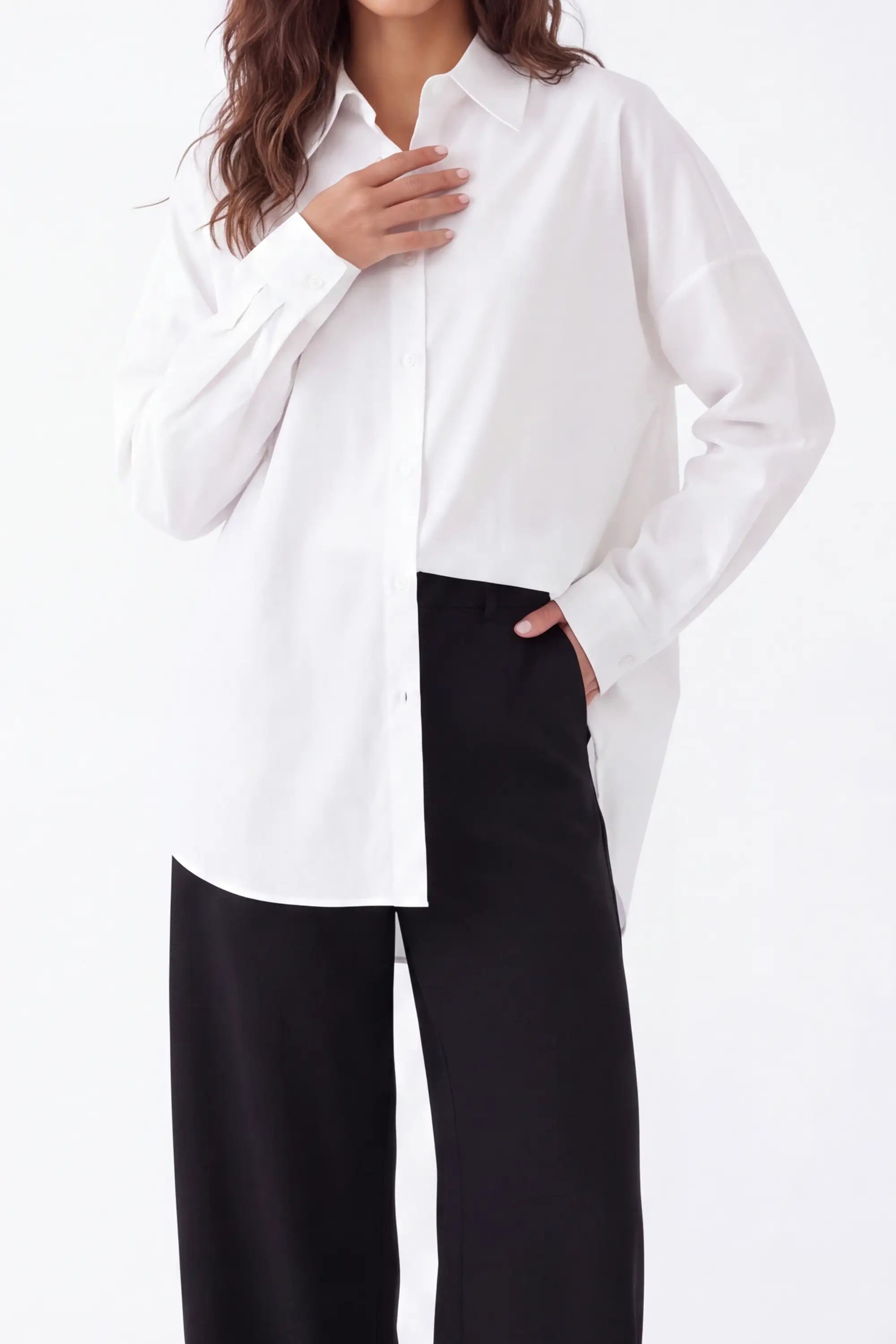 White Oversized Shirt with Free Me Hummingbird and Flamingo Tropical Embroidery on model, studio view 4 – Elppis 3J5F01718BT