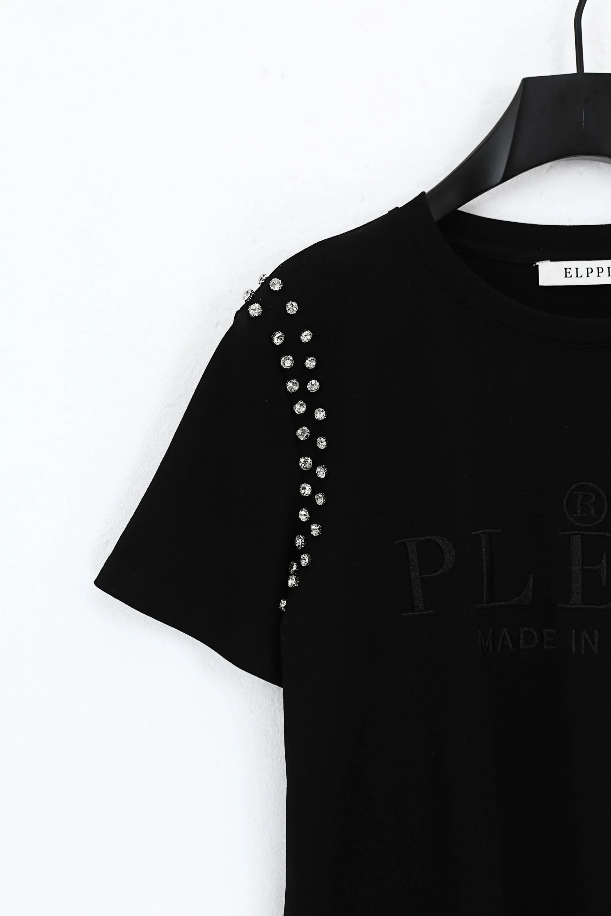 Black Crew Neck T-Shirt with Studded Shoulders and PLEIN Embroidery product detail 2 – Elppis JD3E5410AV