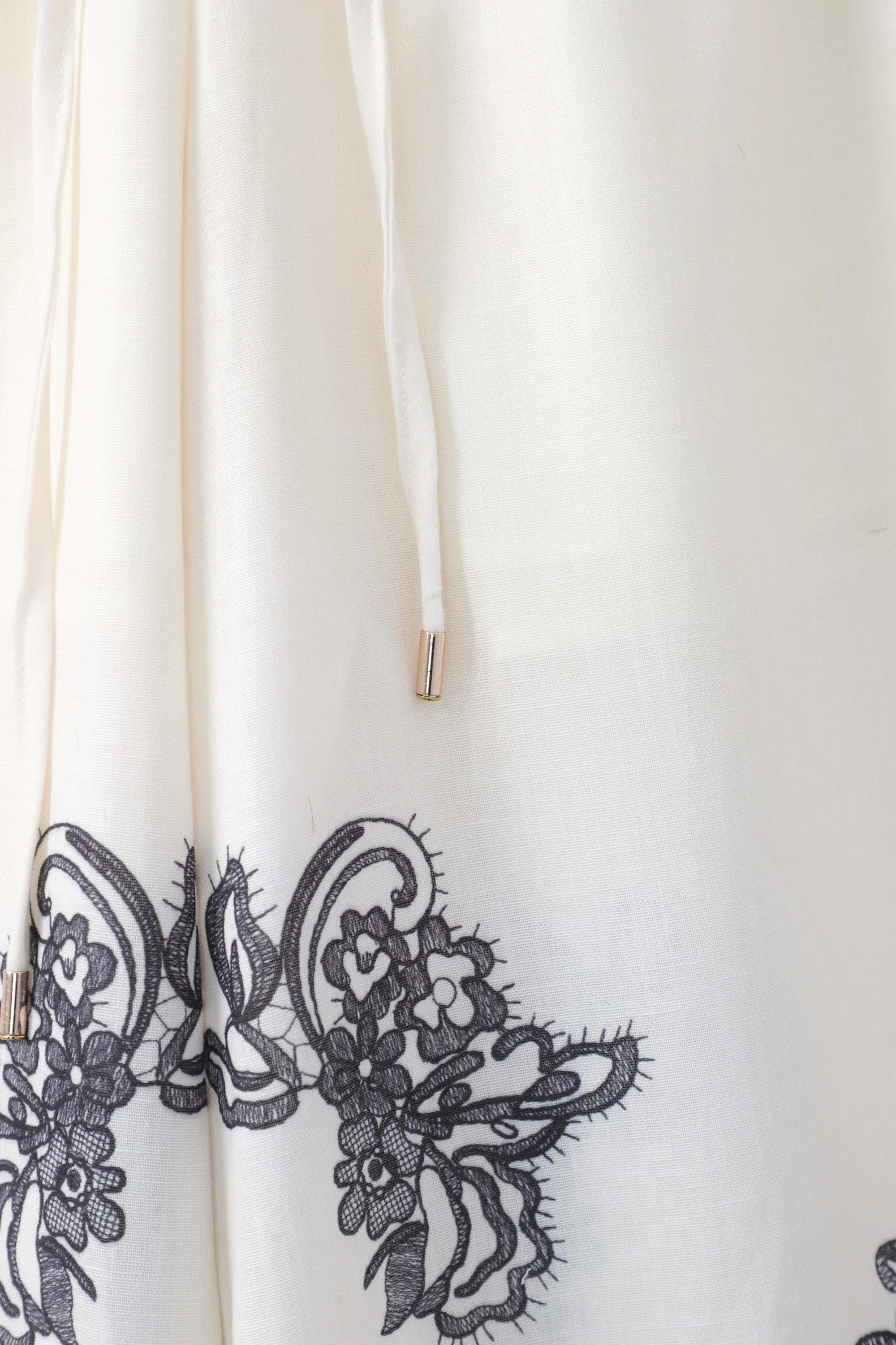 Ivory Wide-Leg Pants with Black Lace Floral Border Print product detail 2 – Elppis JD4I7642BO