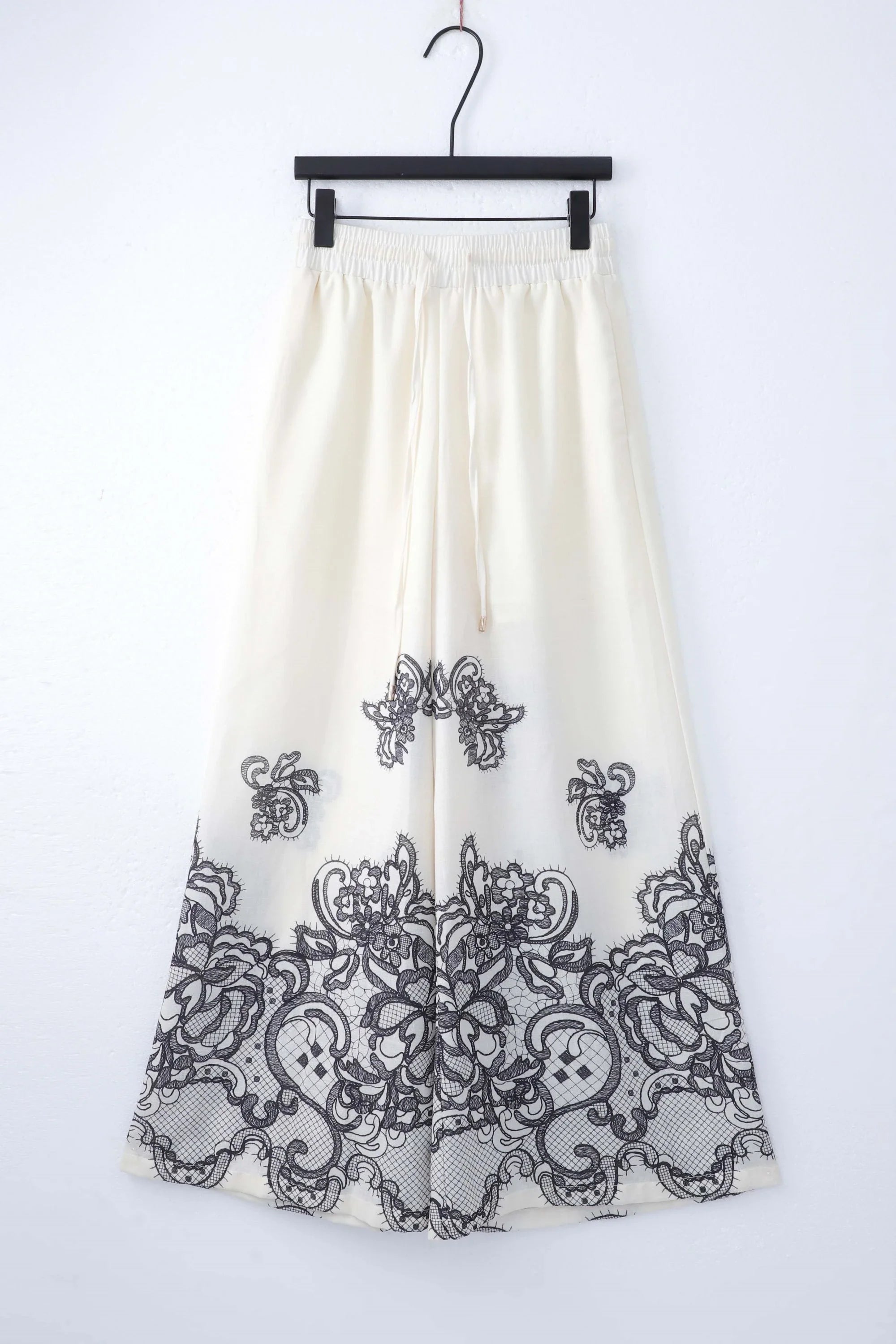 Ivory Wide-Leg Pants with Black Lace Floral Border Print product view – Elppis JD4I7642BO