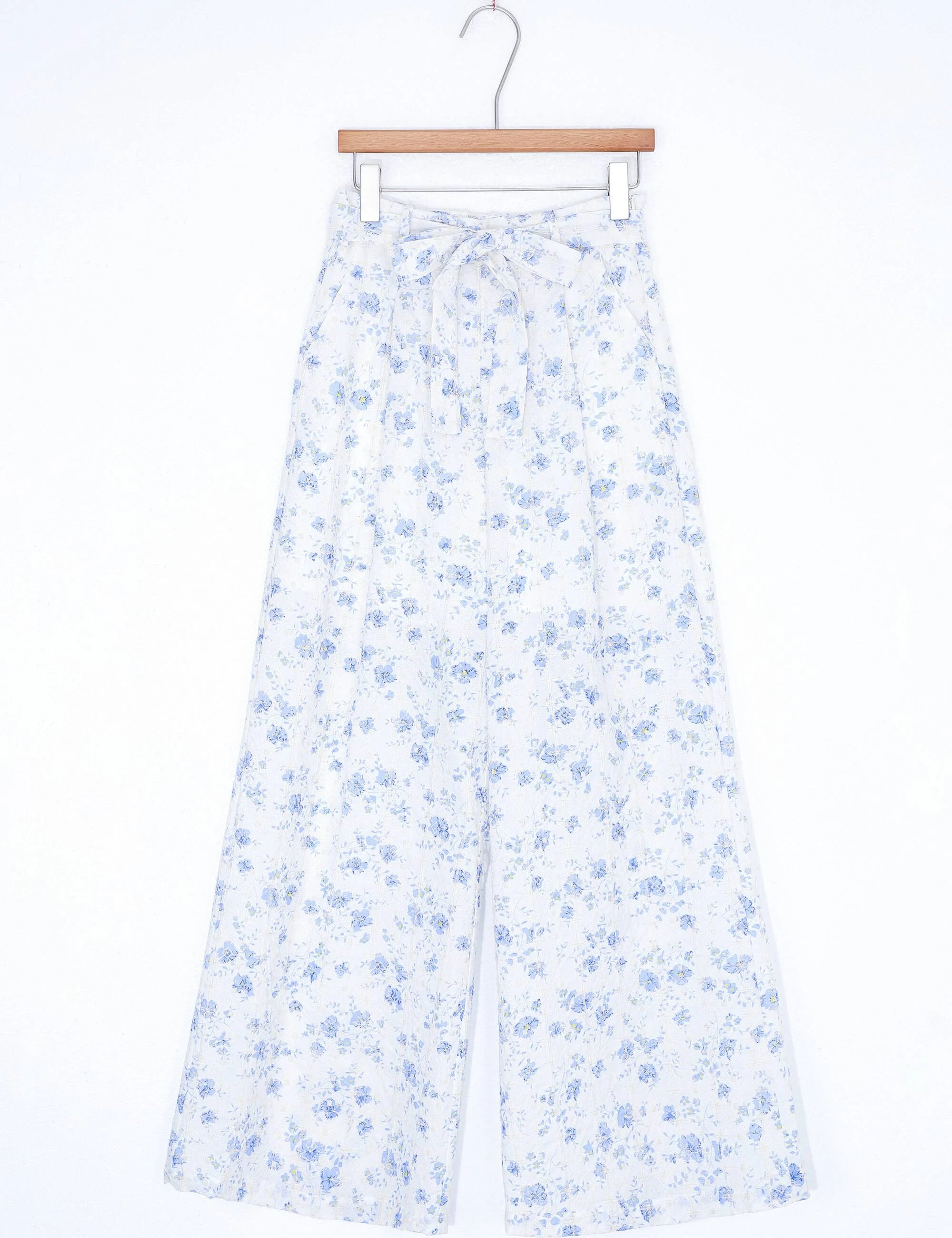 Elppis White and Blue Floral Quilted Short-Sleeve Blouse, product packshot on white background — SKU JD4E5565BO